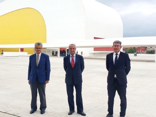 De izquierda a derecha, José Antonio Soto-Jove, presidente de la Audiencia Provincial, Jesús Chamorro, presidente del TSJA y Joaquín Colubi, magistrado juez decano de los Juzgados de Avilés  